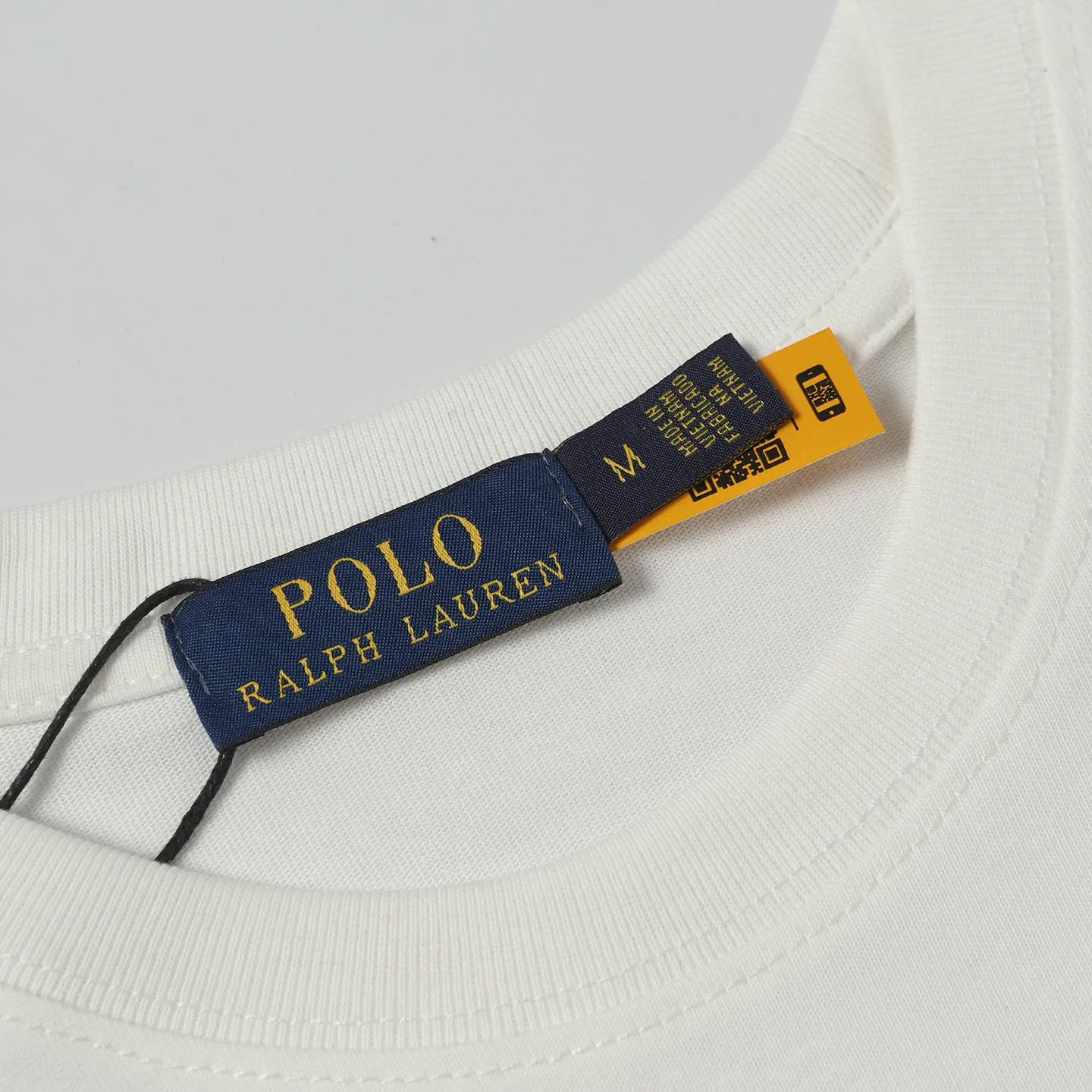 P130 Style number: 657 Ralph Lauren/Ralph Lauren 2025 new summer pure cotton 240g silicone Polo embossed round neck T-shirt. The main LOGO on the neck has a QR code mark, which can be scanned for verification. It uses 3D silicone three-dimensional English letter logo embossing to distinguish low-quality products on the market. 32 counts, 240g hydrophilic toner, 100% cotton fabric, comfortable and soft, highly breathable, focusing on high-end cost-effectiveness, needless to say good quality. Available in a variety of colors, both boys and girls can try this genderless style, giving them a yuppie tone in no time. Immerse yourself in your leisurely style, and have your own style in retro. Natural, vivid and very French romantic feelings, perfectly integrating youthful atmosphere and trend. Color: white, navy blue, light green Size: S-xL S Shoulder width 44 Bust 104 Sleeve length 23 Clothing length 72 M Shoulder width 45 Bust 108 Sleeve length 24 Clothing length 74 L Shoulder width 46 Bust 112 Sleeve length 25 Clothing length 76 xL Shoulder width 47 Bust 116 Sleeve length 26 Clothing length 78